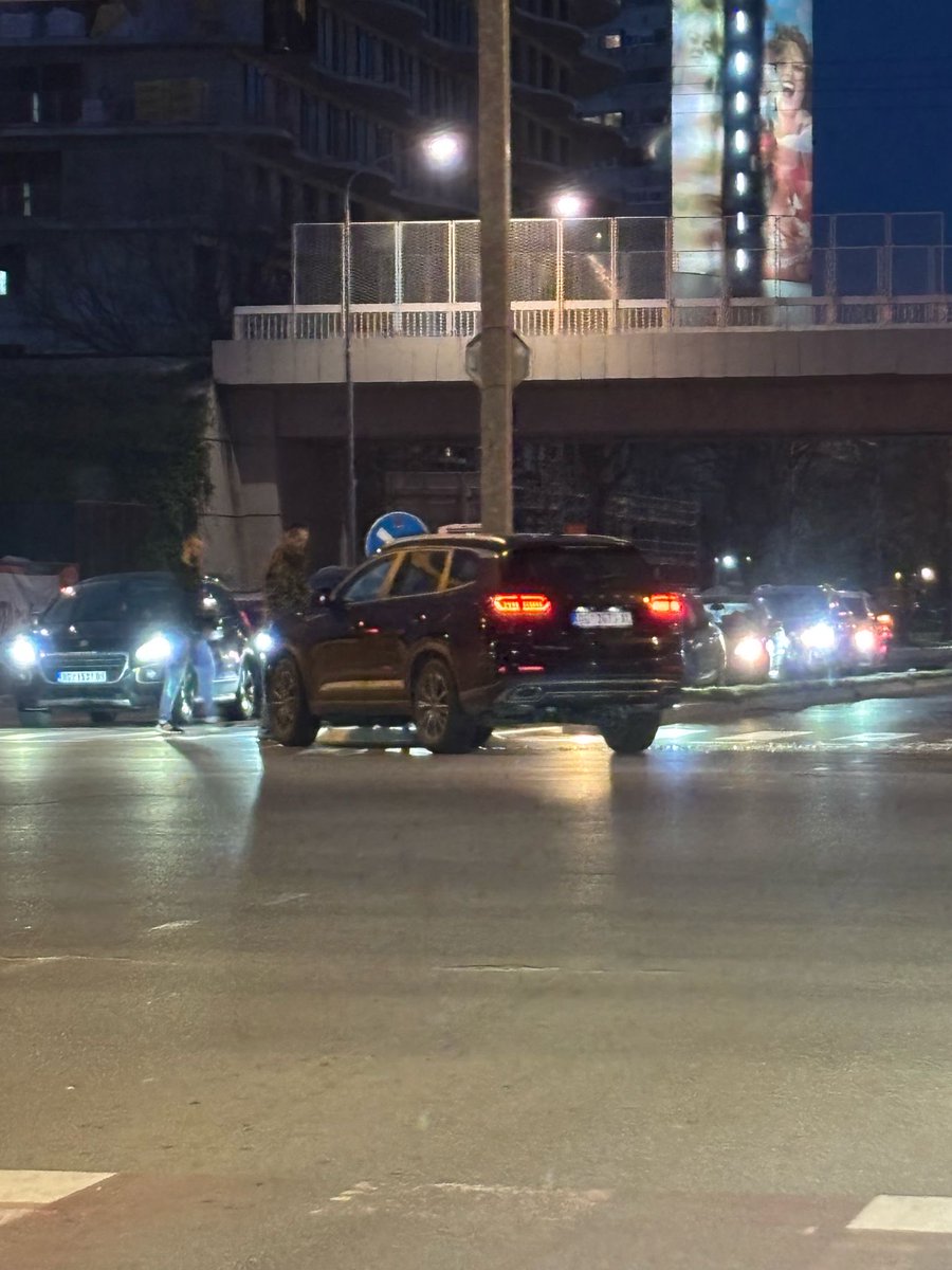 PingvinPingo's tweet photo. @bianconerobgd Semafori nisu dobri a to nikoga ne interesuje.Isti udes sam imao pre 5 mijeseci,tada sam rekao da nisu dobri  i gde su sada oni policajci i strucnjaci da preuzmu krivicu jer porodica se ugasila…Semafori nisu DOBRI!! https://t.co/VDnYbSECLM