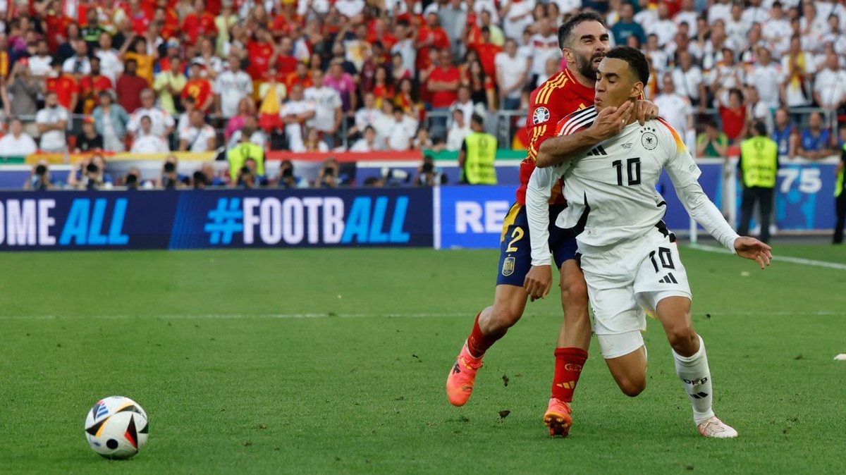 SoyRogerRMCF's tweet photo. - Mandó a Lamine hoy a callar y le dijo que hablaba mucho

- Hizo un gesto de lloros a los ingleses en una final de Eurocopa

- Criticó directamente a Tebas y dijo que Negreira estuvo vigente.

- Por la corona de Castilla tomó posesión del cuello de Musiala

Daniel Carvajal Ramos https://t.co/Q2aEVGP8MH