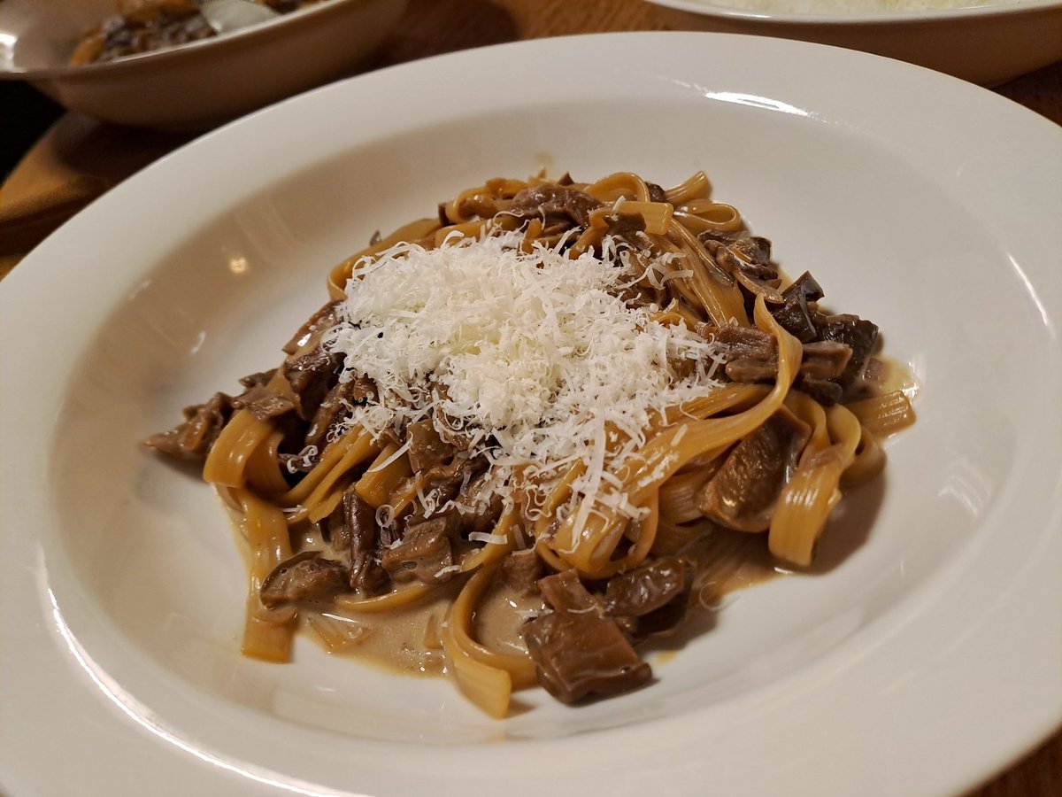 Не вступала в обсуждения того, что едят дети, потому что сама сорвала джекпот и вот уже семь лет кайфую. Сегодняшняя детская порция пасты с белыми грибами и твёрдым сыром 🍄‍🟫🍄‍🟫🍄‍🟫