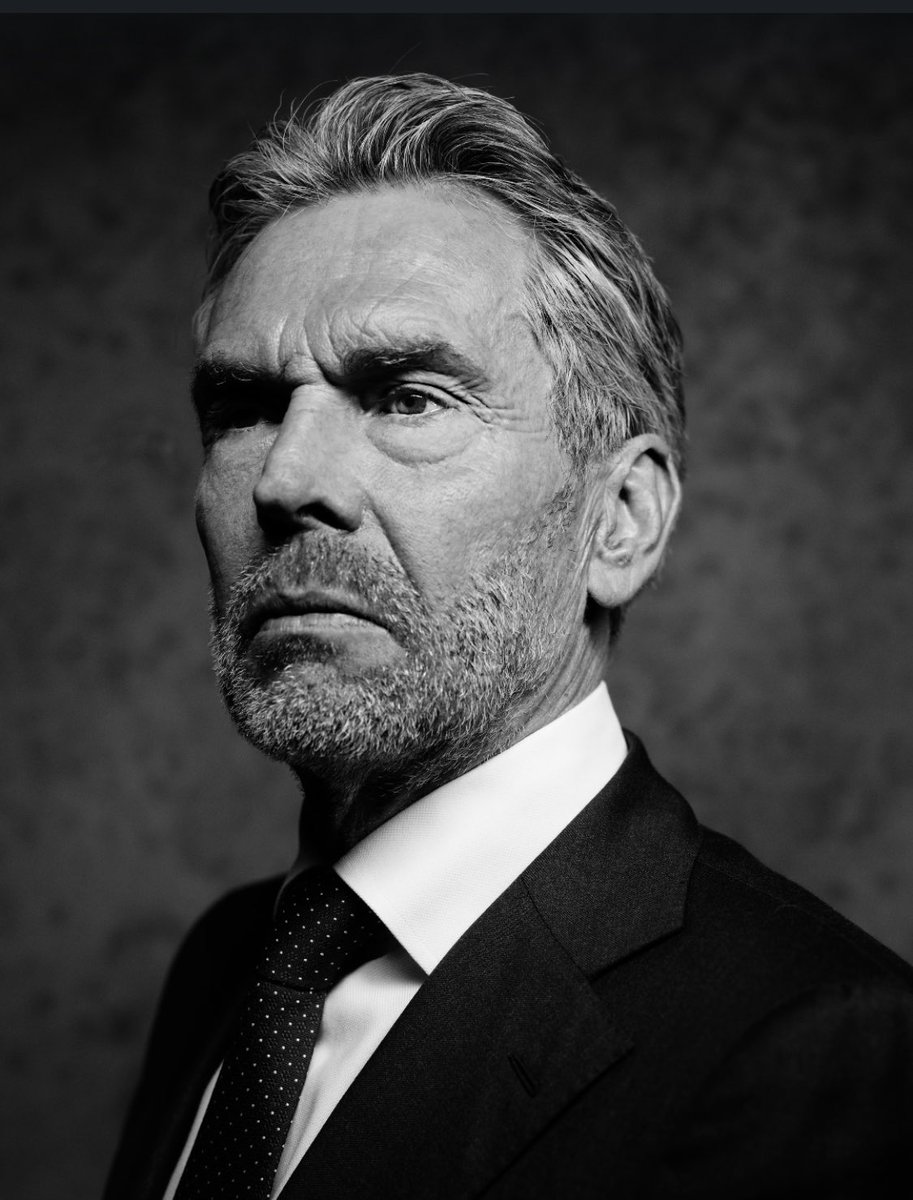 COLUMN: Hoe het kabinet-Schoof Europa’s auto-industrie richting afgrond duwt
Max von Kreyfelt 

Nederland heeft iets zeldzaams gedaan:
Een van de best presterende technologiebedrijven van Europa, chipmaker Nexperia, onder directe staatscontrole geplaatst. Een ‘uitzonderlijke