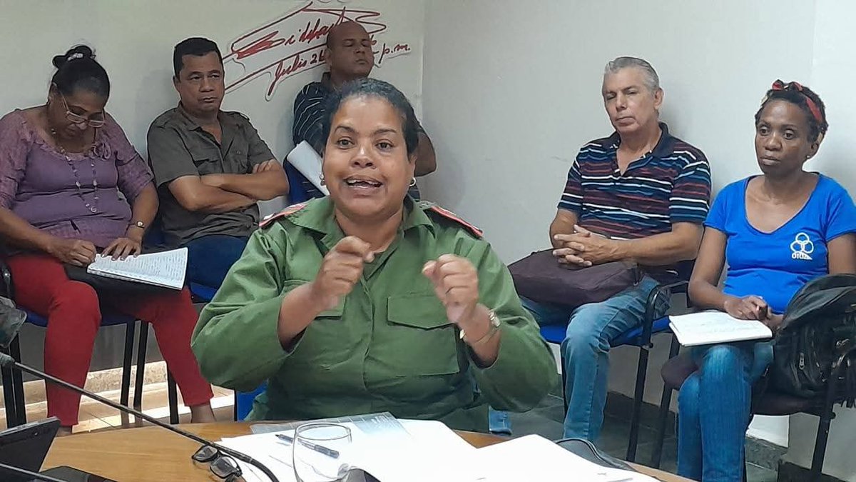 CNCTVGranma's tweet photo. El traslado de personas residentes en zonas vulnerables hacia edificaciones más seguras en áreas protegidas centró la preocupación del Consejo de Defensa en #ProvinciaGranma ante el peligro que representa para la región oriental de #Cuba el impacto directo del huracán #Melissa https://t.co/6ZiCR3PxI3