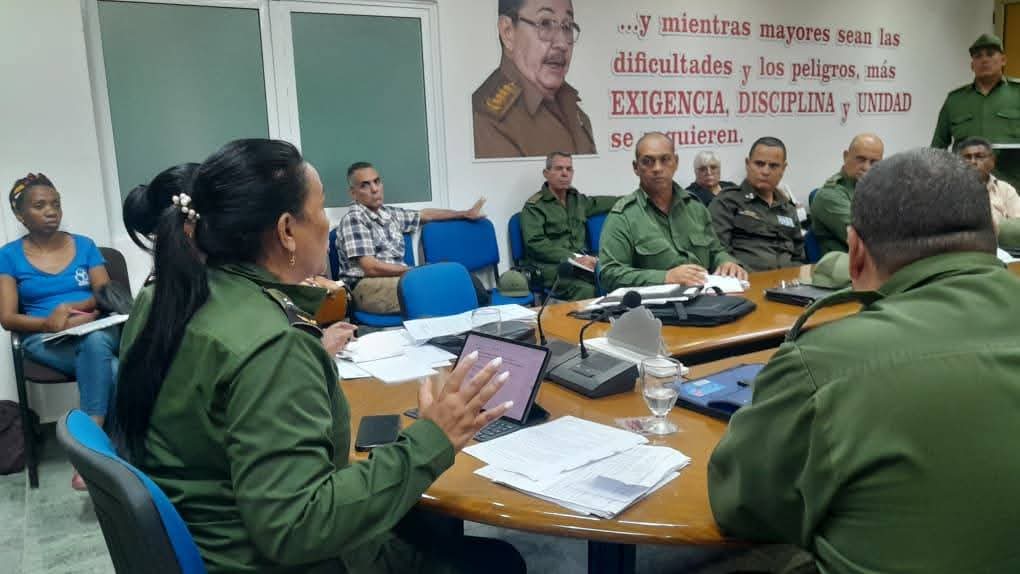 El traslado de personas residentes en zonas vulnerables hacia edificaciones más seguras en áreas protegidas centró la preocupación del Consejo de Defensa en #ProvinciaGranma ante el peligro que representa para la región oriental de #Cuba el impacto directo del huracán #Melissa