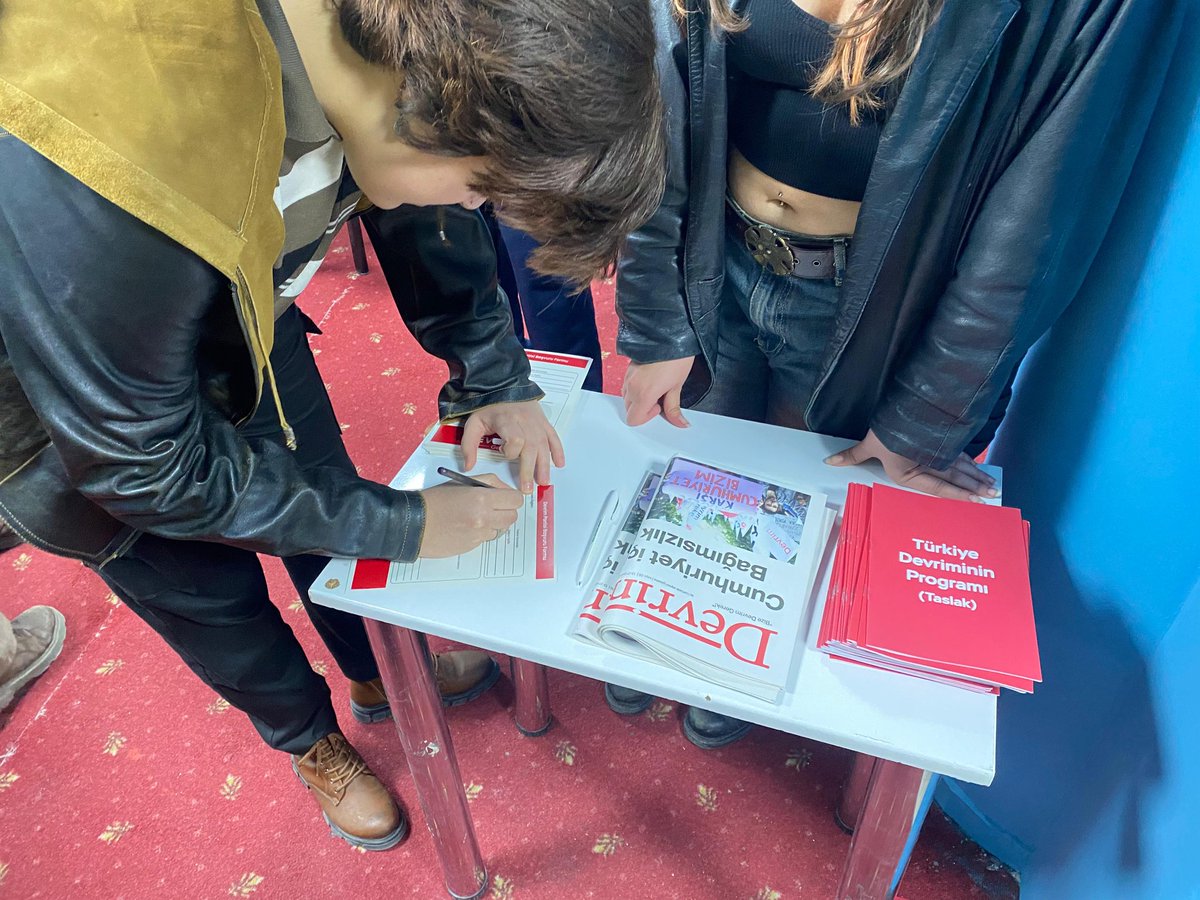 Devrim_Partisi's tweet photo. Devrim Partisi Eskişehir kuruluş toplantısı gerçekleşti. 

Türkiye Devriminin Programı'nı ve partinin kuruluş çalışmalarını tartıştığımız toplantının ardından, Devrim Partisi Kurucular Kuruluna katılmak üzere delegeler belirlendi.

Devrim Partisi kuruluş çalışmalarına katılmak için:
👉 https://t.co/rcFps4ua9U