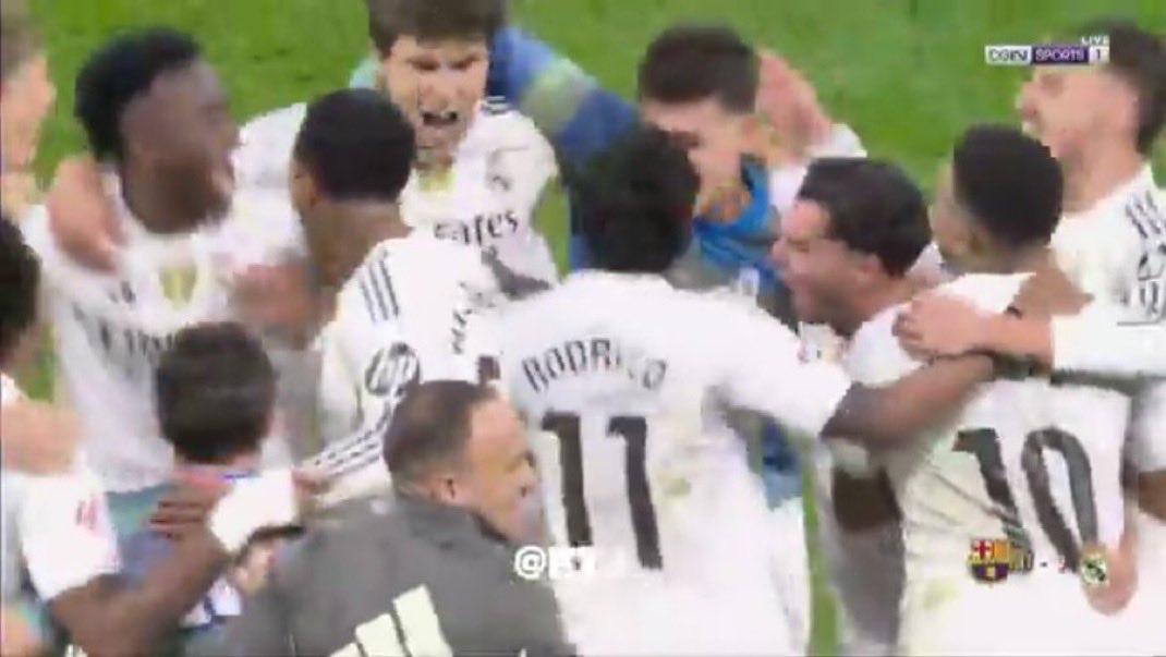 😂😂😂😂😂😂😂 الفوز على برشلونة . ولا ماخذين دوري ؟ #برشلونة #مدريد