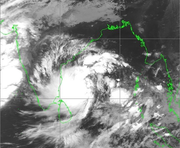 The Deep Depression over BOB has intensified into Cyclonic Storm Montha and is headed for the AP coast.
Landfall: Near Kakinada on the night of Oct. 28th as a Severe Cyclonic Storm
Winds: Max sustained winds of 90-100 kmph gusting to 110 kmph at landfall
Stay safe!
#CycloneMontha