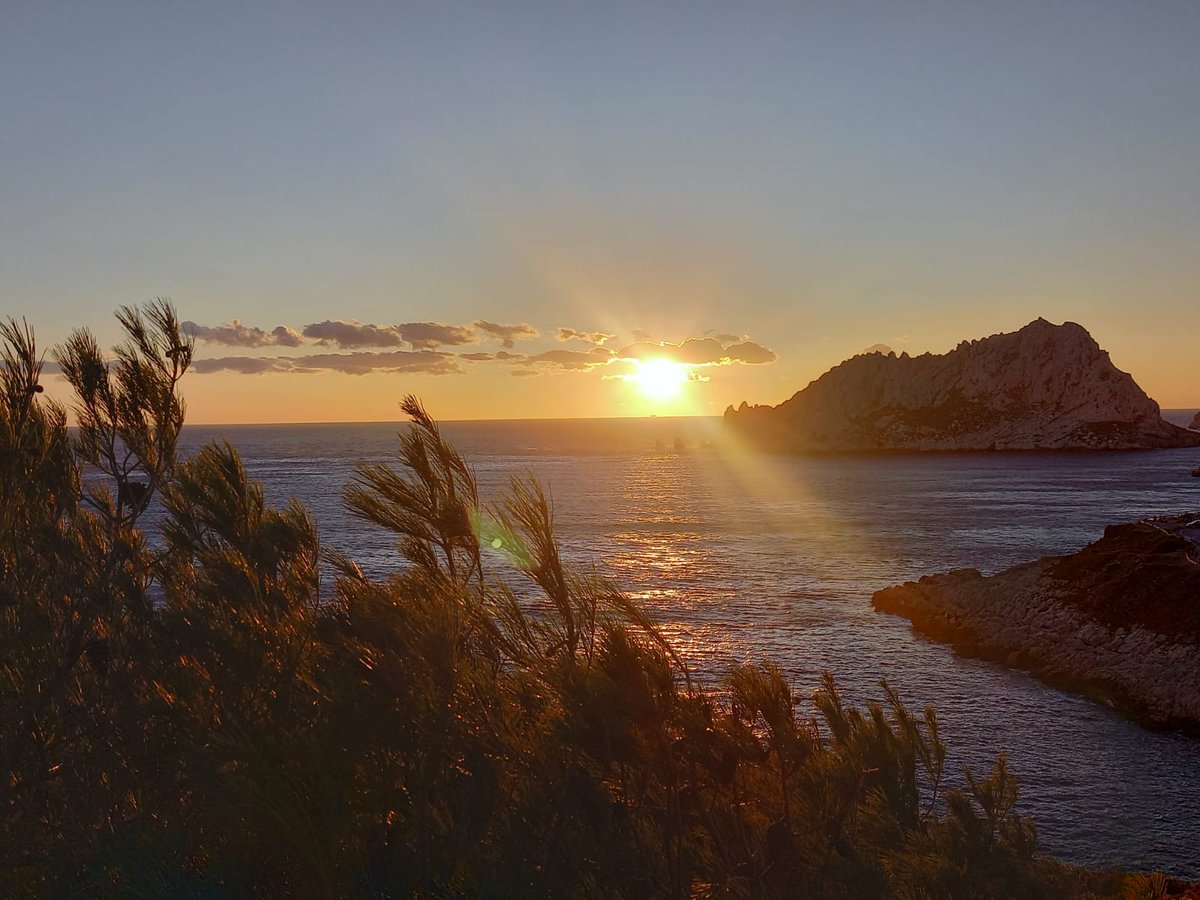 coolfinice's tweet photo. Sur l'eau l'été avec @cordobastien , à pieds en basse saison, le paradis sur terre et sur mer est à Marseille. La ville de toutes les passions. https://t.co/mraC1NeNYm