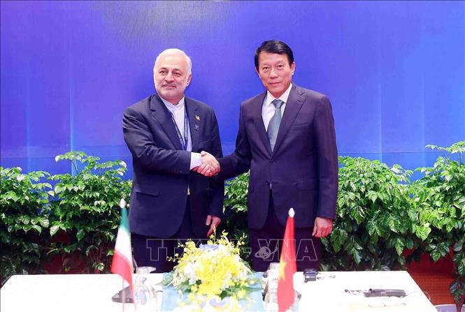 jalalzade_ir's tweet image. امروز در هانوی با وزیر امنیت عمومی ویتنام دیدار و در باره روابط دو کشور گفتگو کردم.
در این دیدار به روند رو به رشد روابط فیمابین و سفرهای متقابل مقامات سیاسی دو کشور اشاره کردم و همچنین در خصوص برخی مشکلات  #ایرانیان مقیم ویتنام نیز نکاتی را یادآور شدم.