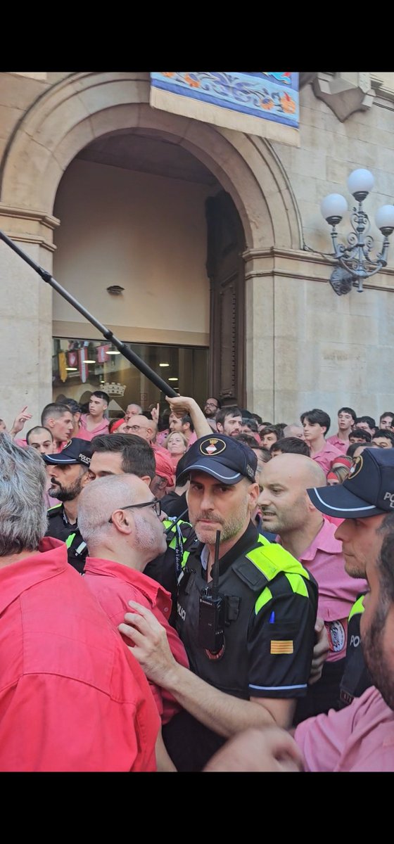 Homedeldarrere's tweet image. I si això no t'agrada és ben fàcil, ves cap al nord a ballar la polca i deixa de tocar els collons, pelacanyes. Glòria eterna als xiquets de valls! #castellers #castells #km0 #essència #santaúrsula