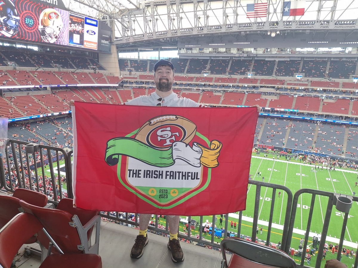 49ersIre's tweet image. Our very own Shane Kirwan flying the Irish Faithful flag at the #NRGstadium this afternoon in Houston!! 

#letsgoniners #bangbangninergang