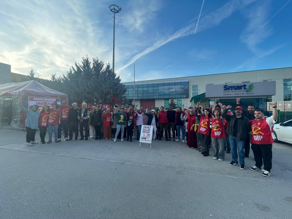 gercekgazetesi's tweet image. 📌Devrimci İşçi Partisi olarak grevinin 5. gününde mücadeleci #SmartSolar işçilerini ziyaret ettik. Smart Solar grevinin zafere ulaşması ilk günden son güne kadar desteğimizi sürdüreceğiz.

✊İşgal, grev, direniş!
✊İş, aş, hürriyet!
✊Smart Solar işçisi kazanacak!