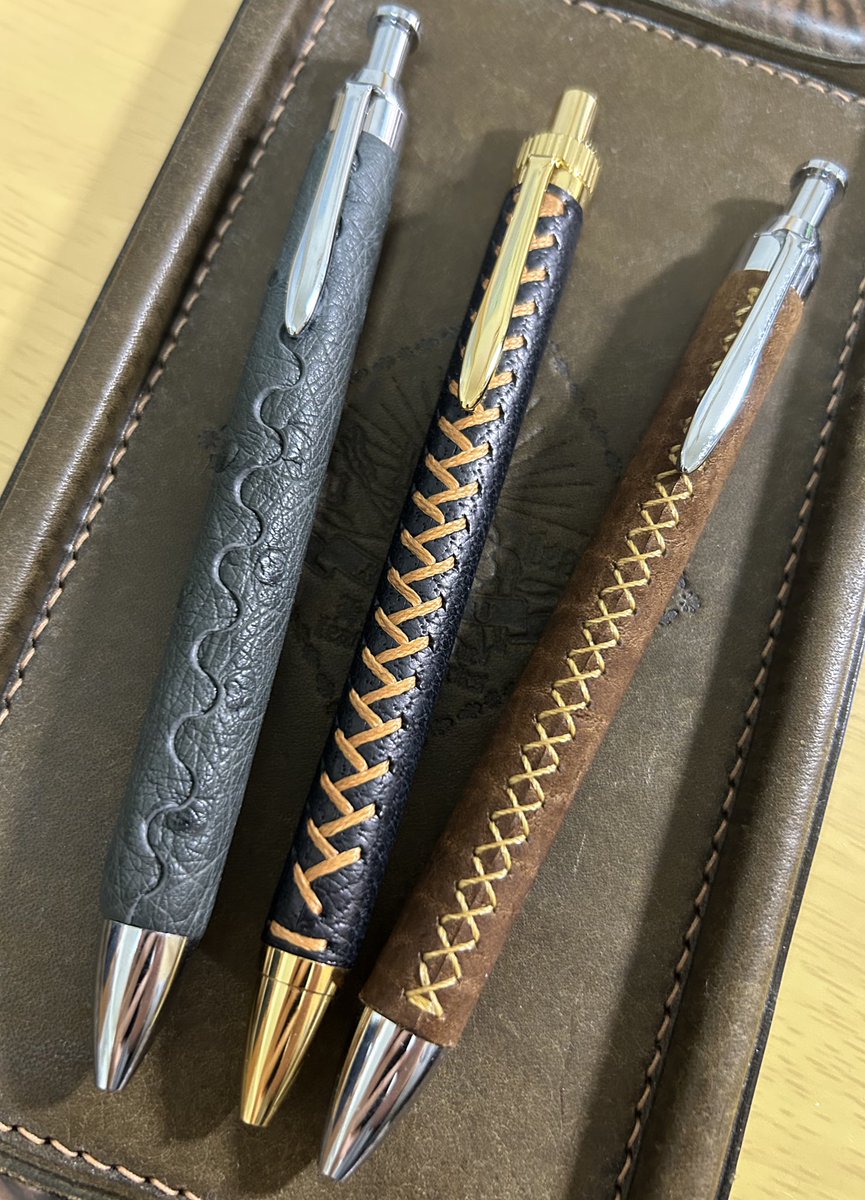 crossKhedgehog's tweet photo. 今日は触っていて面白いペン達と。
ヒポポタマスは購入時よりだいぶスベスベになってきましたが、いまだにフカフカな手触りは残ってます🦛

今日の徹夜のお供
オーストリッチ
熊
ヒポポタマス https://t.co/7O2PtU4IgW