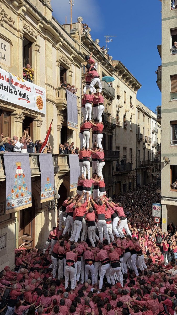 És la segona millor diada de la història, és la millor actuació de la temporada i és descarregar un castell de 10 a Valls. Un castell que suma, que implica a TOTA la Colla i que demostra el potencial que tenim. Orgull. Érem, som i serem. 
#castells #XiquetsdeValls
