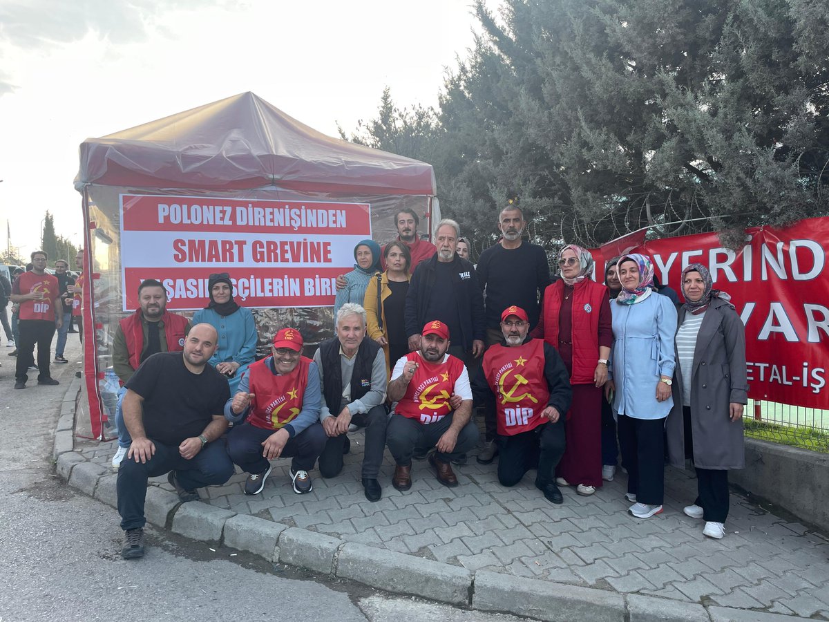 gercekgazetesi's tweet image. 📌Devrimci İşçi Partisi olarak grevinin 5. gününde mücadeleci #SmartSolar işçilerini ziyaret ettik. Smart Solar grevinin zafere ulaşması ilk günden son güne kadar desteğimizi sürdüreceğiz.

✊İşgal, grev, direniş!
✊İş, aş, hürriyet!
✊Smart Solar işçisi kazanacak!