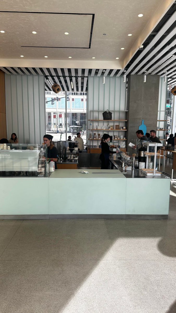 Purpose31Script's tweet image. 太陽が輝き、コーヒーはちょうどよかった。
ガラス越しに街の喧騒が和らぎました。🌤