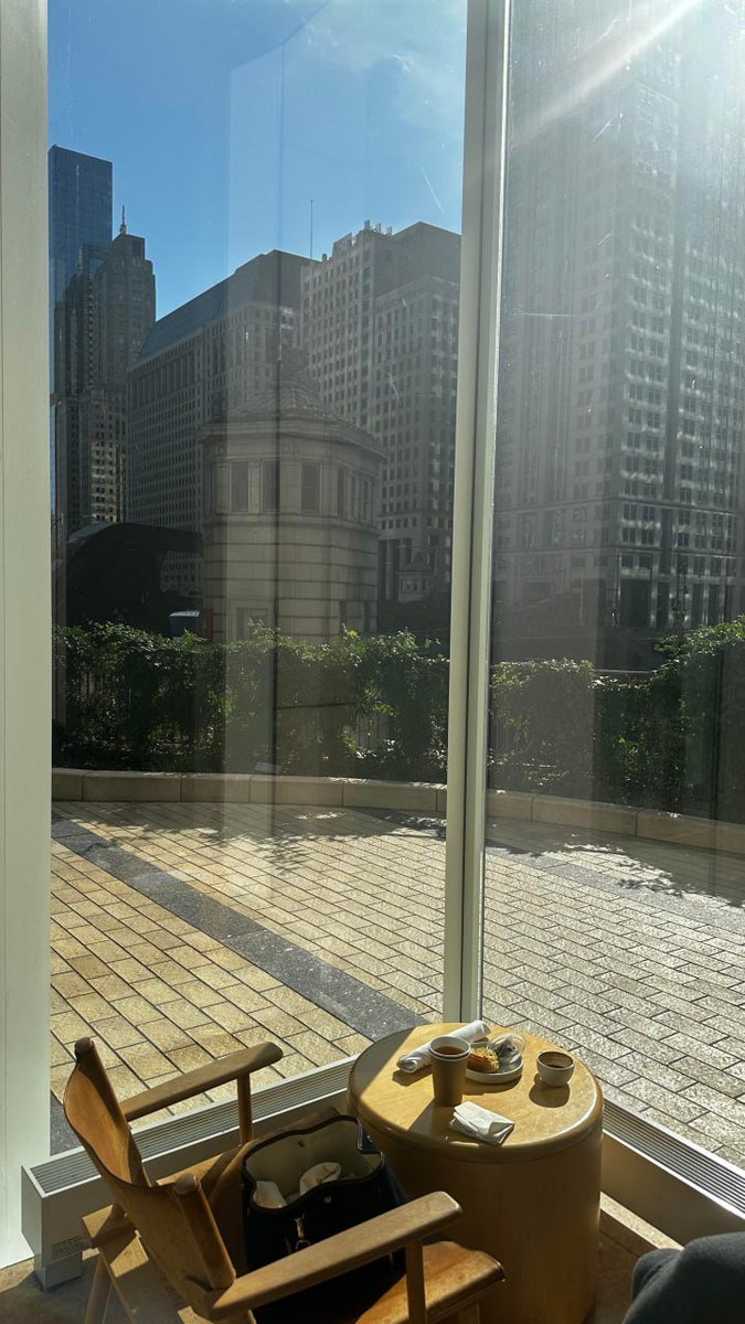Purpose31Script's tweet image. 太陽が輝き、コーヒーはちょうどよかった。
ガラス越しに街の喧騒が和らぎました。🌤