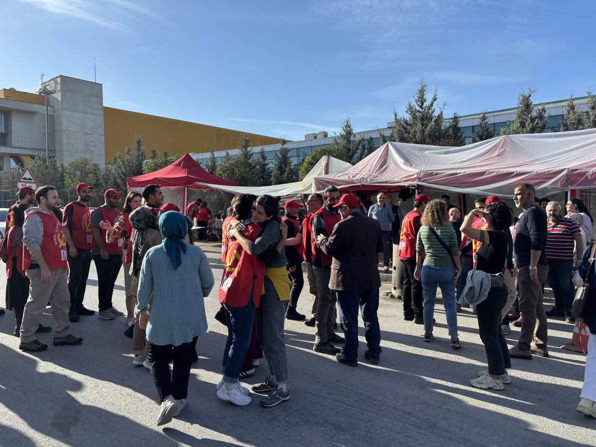 gercekgazetesi's tweet image. 📌Devrimci İşçi Partisi olarak grevinin 5. gününde mücadeleci #SmartSolar işçilerini ziyaret ettik. Smart Solar grevinin zafere ulaşması ilk günden son güne kadar desteğimizi sürdüreceğiz.

✊İşgal, grev, direniş!
✊İş, aş, hürriyet!
✊Smart Solar işçisi kazanacak!