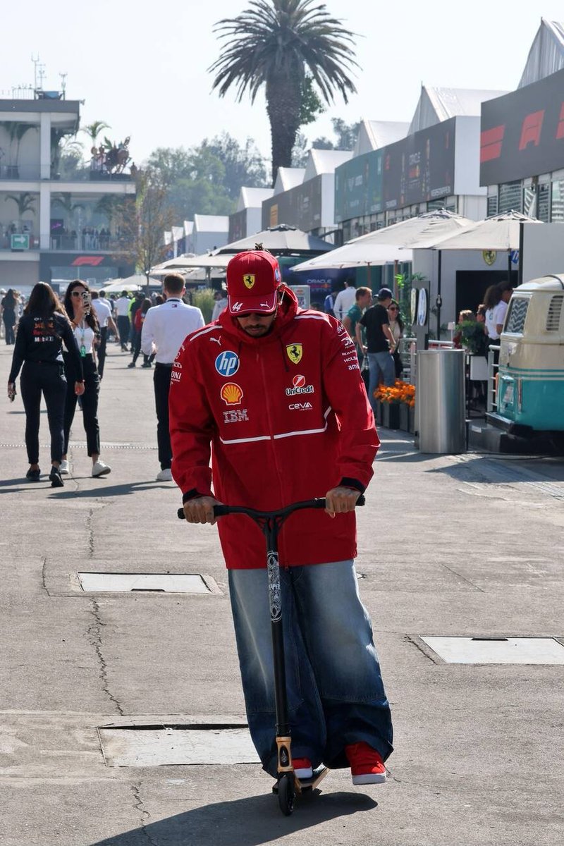LH44_Lisa's tweet photo. Hoping for the best flying โก๏ธโก๏ธโก๏ธ start ever #LetsGoLewis ๐๐พ๐๐พ๐๐พ https://t.co/bmf5u69VH6