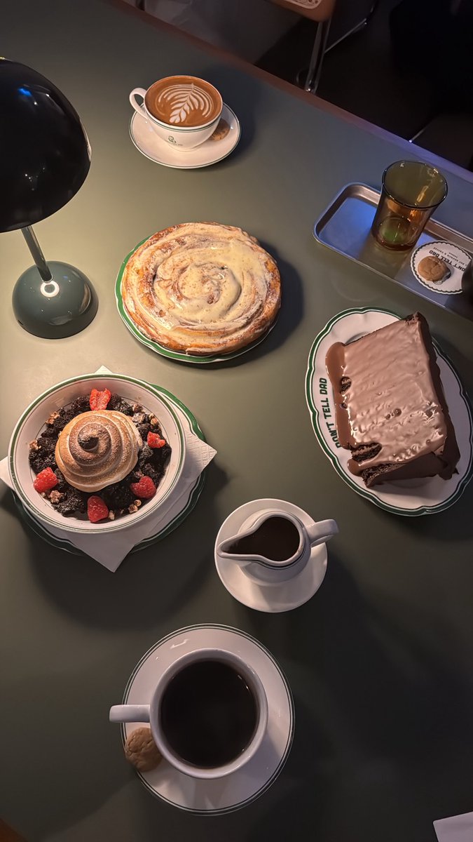 Haxi98_'s tweet image. قهوة اليوم والذبه المعتاده&quot;لا تعلمين ابوش&quot; 🤫 صراحه تقييمه 10/10 الطاولات متباعده والقهوه والحلى لذيذه مشكلته الوحيده الانتظار بس تحجزون افضل من ريكيو