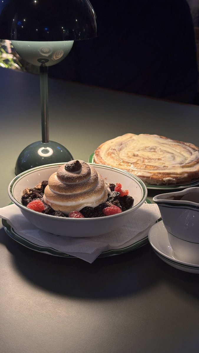 Haxi98_'s tweet image. قهوة اليوم والذبه المعتاده&quot;لا تعلمين ابوش&quot; 🤫 صراحه تقييمه 10/10 الطاولات متباعده والقهوه والحلى لذيذه مشكلته الوحيده الانتظار بس تحجزون افضل من ريكيو