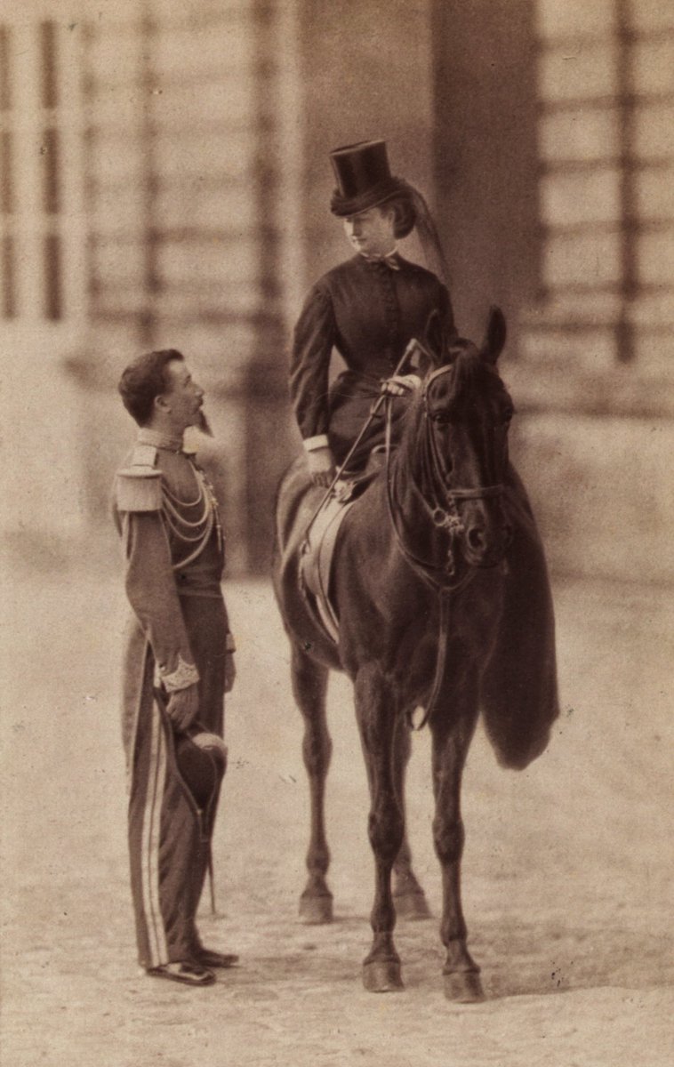 Del ruso Serguéi Lvovich Levitsky, considerado el mejor retratista ruso, es esta magnífica fotografía de Eugenia de Montijo fechada en 1862.