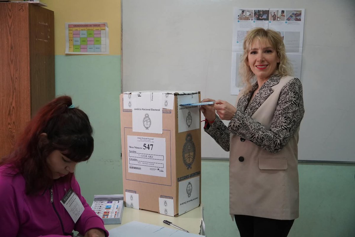 ℹ️ <a href="/MoiraLanesan/">moira lanesan</a>: “Votemos con el corazón, pensando en nuestros abuelos, nuestros padres y nuestros hijos.” ❤️
La candidata a diputada por #FuerzaSantacruceña votó en el Colegio Fátima junto a Pablo Grasso y llamó a defender los derechos del pueblo. 🇦🇷

#Elecciones2025