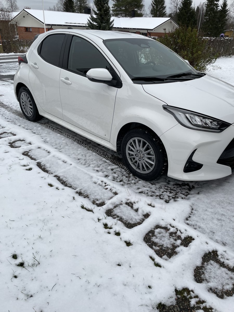 Sallassa pikavisiitillä. Rollon lentoaseman vuokraamosta uusi Yaris kevythybridi. Lumetkin oli satanut viime yönä. #Salla #ensilumi