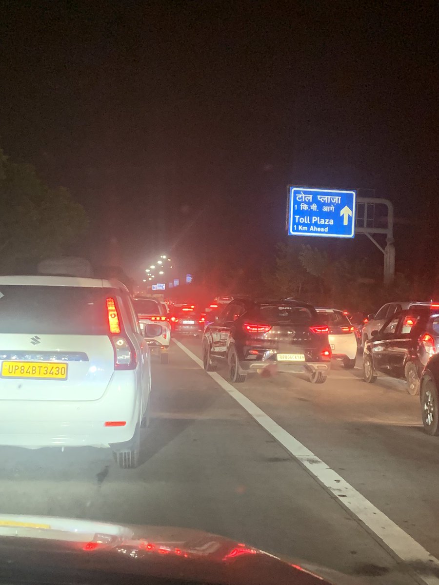 Join_AmitSingh's tweet photo. Yamuna expressway par 1km ka zaam. Jewar toll plaza par. @Uppolice @noidapolice @UPCMOffice https://t.co/q39tczDoRw