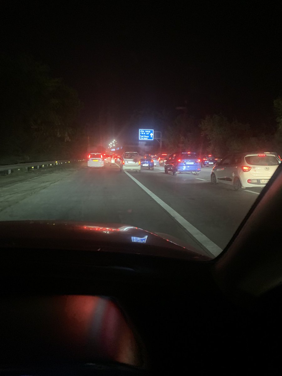 Join_AmitSingh's tweet photo. Yamuna expressway par 1km ka zaam. Jewar toll plaza par. @Uppolice @noidapolice @UPCMOffice https://t.co/q39tczDoRw