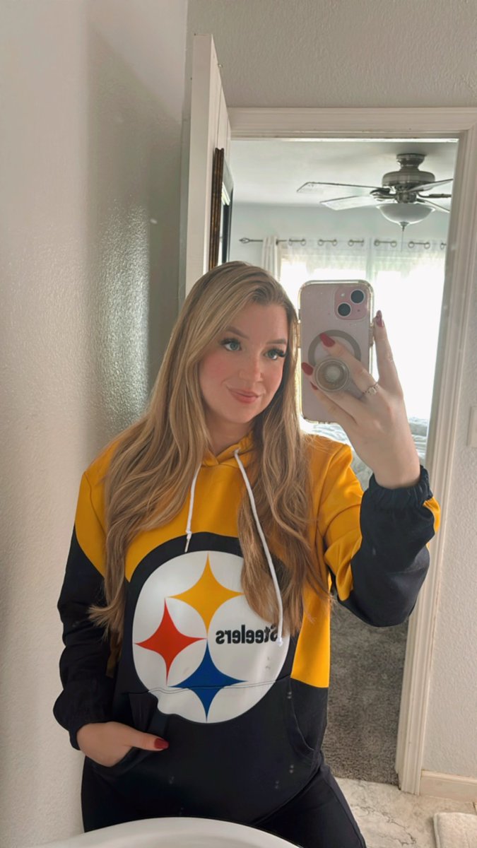 steeelerheart's tweet photo. if you've been around long enough you know about the side of the road sweater...

waitin all day for sunday night!! #HereWeGo https://t.co/ZIPa8NylV8