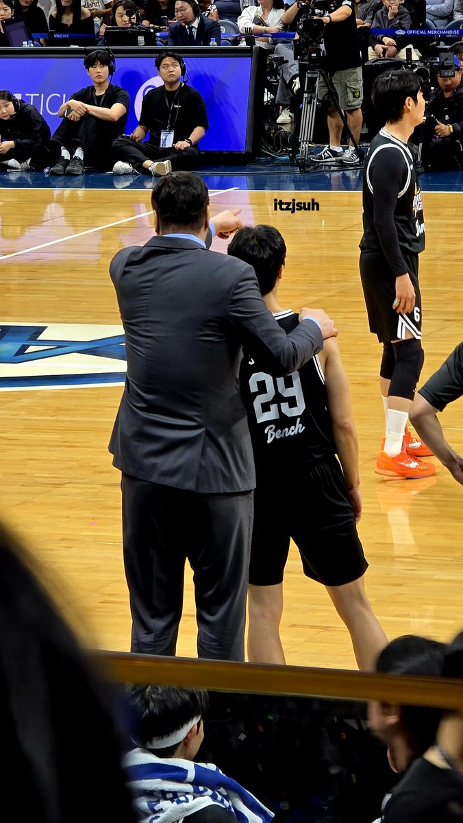 itzjsuh's tweet photo. cutie pie johnny with coach seo janghoon 😻

JOHNNY SUH TAKES MANILA COURT
#DunkItJohnnySuh 
#쟈니 #JOHNNY https://t.co/pfoy9W59o4