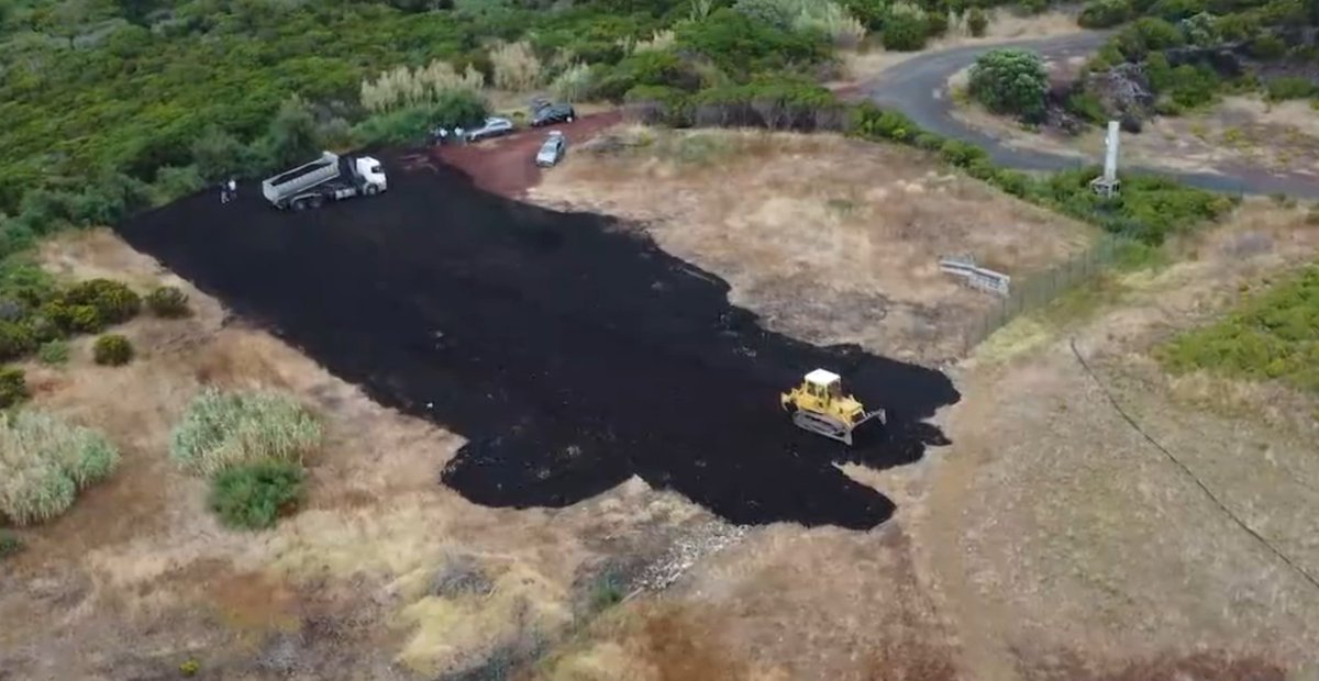 Pista de drones, com 300m de comprimento e 20m de largura, em construção na Fajã da Praia do Norte, Faial, Açores, Agosto de 2025. Associação para o Desenvolvimento e Formação do Mar dos Açores (ADFMA) e Zona Livre Tecnológica (ZLT) do Faial. Mais info espada-e-escudo.blogspot.com/2025/10/pista-…