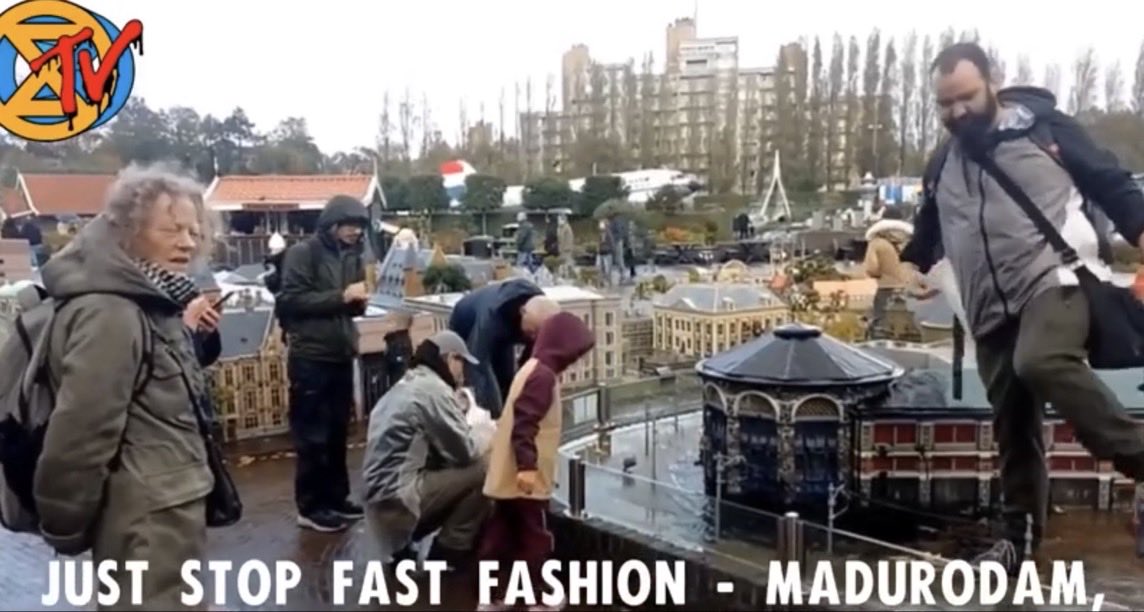 Twee daders van Extinction Rebellion, verantwoordelijk voor de vernieling gisteren in #Madurodam, op heterdaad en vol in beeld tijdens de “actie”.

@het_Om: beiden zijn bekend met naam en toenaam vanuit eerdere vernielingen. Kom op; bestraf deze malloten nu eens een keer.