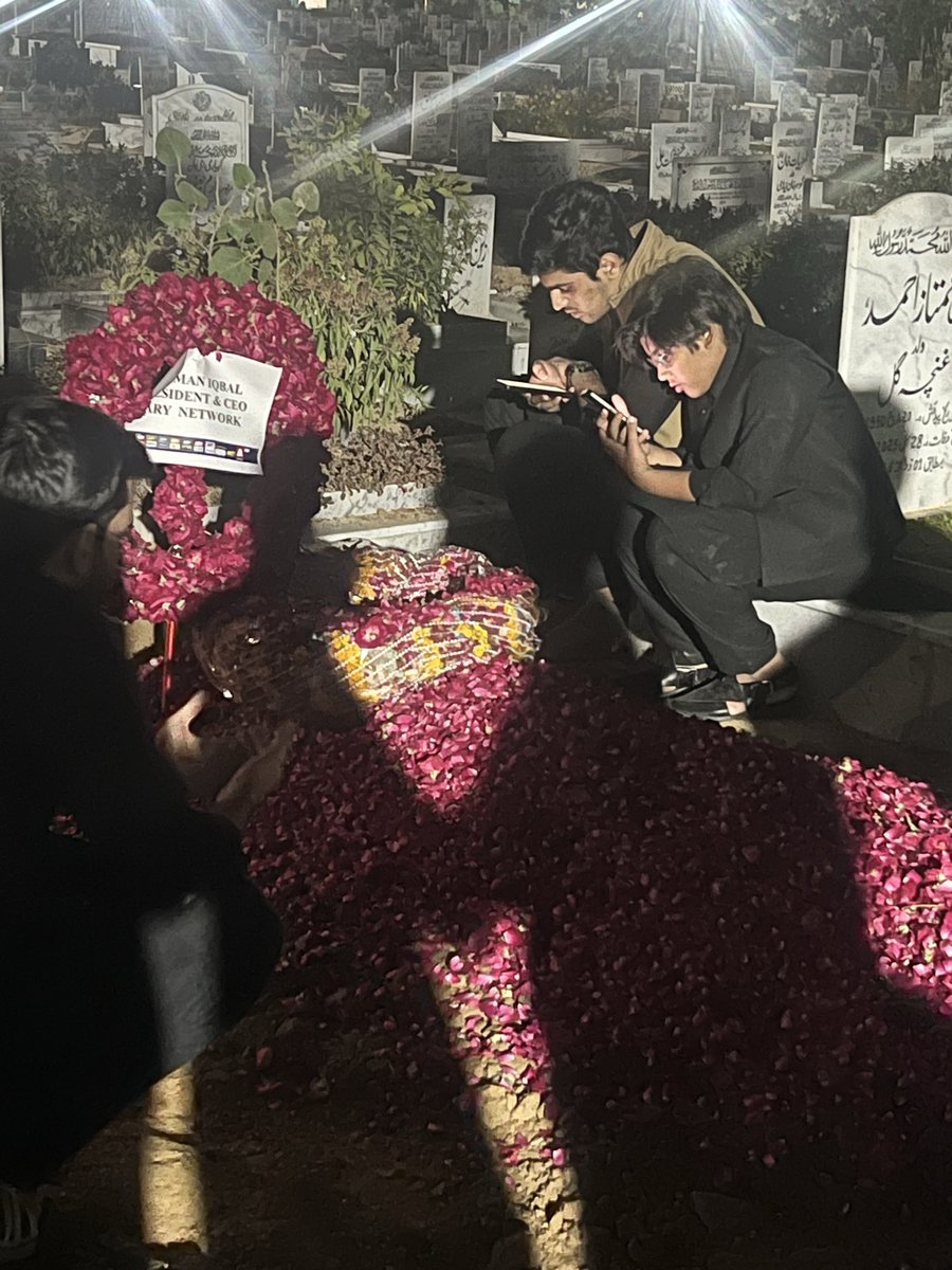 ایک عظیم پاکستانی ماں جس نے دونوں بیٹے ملک پر قربان کردیے وہ اپنے رب کے حضور پیش ہوگئیں۔ یہی قربانی شہید ارشد شریف کی والدہ کی مغفرت کا ذریعہ ہے۔ پوری پاکستانی قوم اس ماں کی مقروض ہے اور یہ قرضہ اسی دن اترے گا جس دن ارشد شریف کے قاتل کیفرکردار کو پہنچیں گے انشاء اللہ