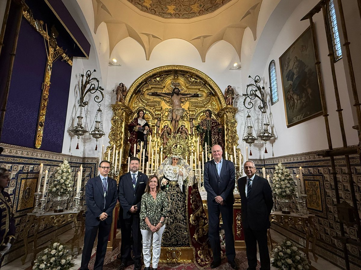 #REPRESENTACIÓN | En el día de hoy, una representación de nuestra Hermandad, encabezada por el Hermano Mayor, ha acudido al solemne besamanos de María Santísima de las Lágrimas, de la <a href="/LaExaltacion/">Hermandad de la Exaltación</a>.

Desde estas líneas, queremos felicitar a nuestra corporación hermana de la