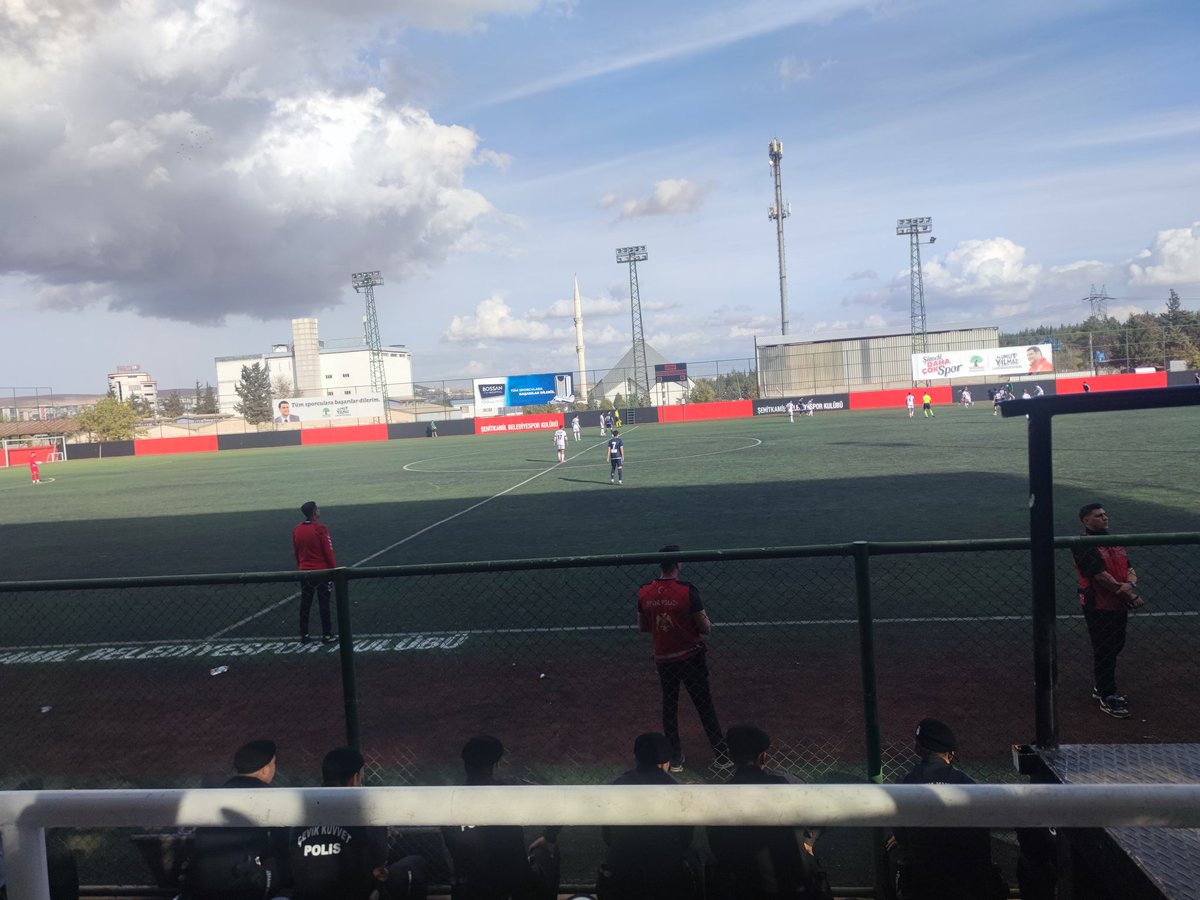 Taraftarsız stadımız kalmasın projesi kapsamında boş kalan koltuklara polis görevlendirelim #polis