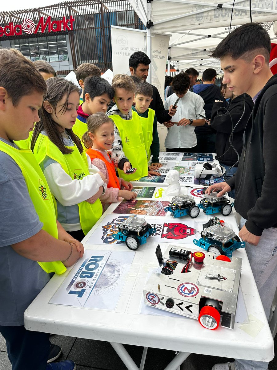 “Bilimle Üretiyor, Teknolojiyle Gelişiyoruz”
Bursa Bilim Şenliği, Kent Meydanı AVM’de düzenlenen etkinliklerle tamamlandı.

23-26 Ekim tarihleri arasında gerçekleştirilen organizasyon kapsamında, şehrin dört farklı noktasında atölye çalışmaları, söyleşi programları, yarışmalar ve