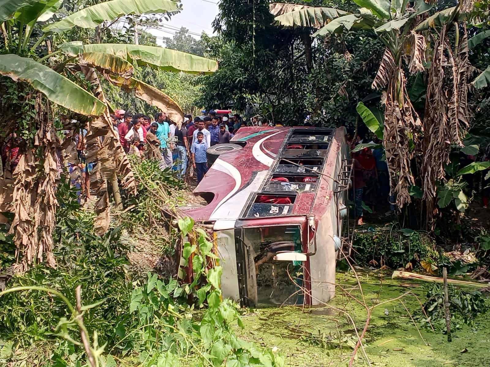 মাদারীপুরে নিয়ন্ত্রণ হারিয়ে লোকাল বাস খাদে, পথচারী নারী নিহত