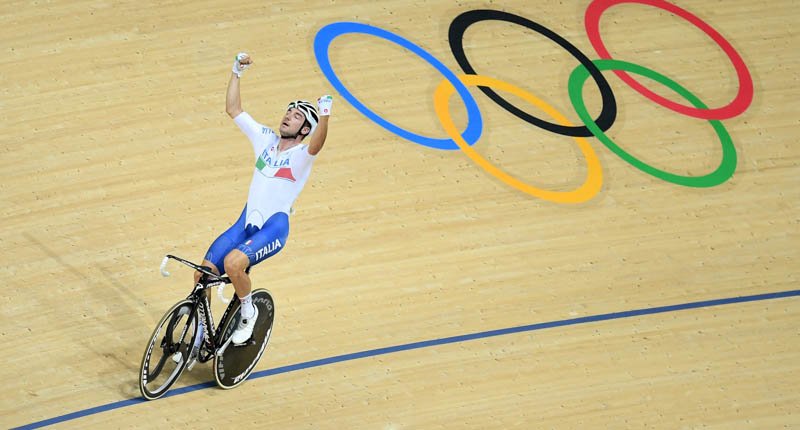 Elia Viviani è campione del mondo.
Nell'ultima gara della sua carriera.
Carriera immensa.
Grazie Elia.
Grazie Profeta.
#Viviani

#Santiago2025