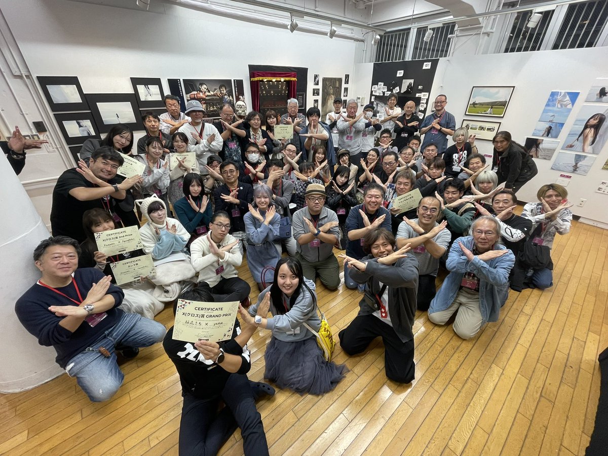 クロス展5無事終了しました！

沢山のフォトグラファーとモデルが力を合わせ楽しんでる姿、お片付けをしてる姿、とても嬉しかったです。

毎年、回数を重ねるごとにフォトグラファーだけでなく、モデルの方の在廊も増え、展示を一緒に楽しむ姿が印象的なこの展示。