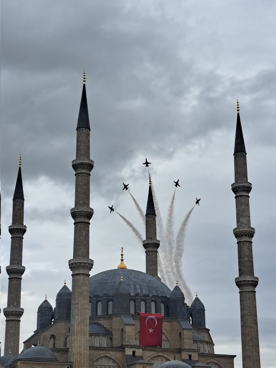 EDİRNEMİZDE SELİMİYE CAMİİ ÖNÜNDE TÜRK YILDIZLARI GÖSTERİLERİ MUHTEŞEMDİ