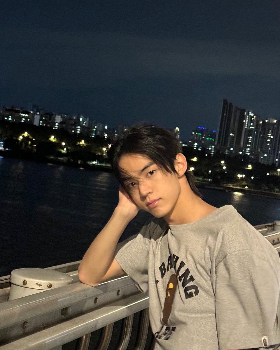 Night walks feel different, when the city lights are the only audience. I don’t dress up for moments like this, I just breathe and exist as I am. The quiet makes everything feel a little more honest. Sometimes the calm hits harder than any spotlight.