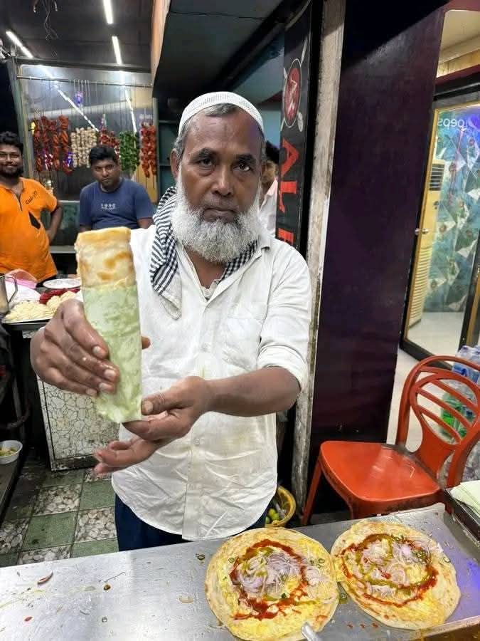Abhishekkkk10's tweet image. This ka2uwa offered me a roll but I refused to take it. I’d rather die hungry than eat anything from an bulla.
Ek toh unhygienic, uppr se kya pata thuk ke dia ho.