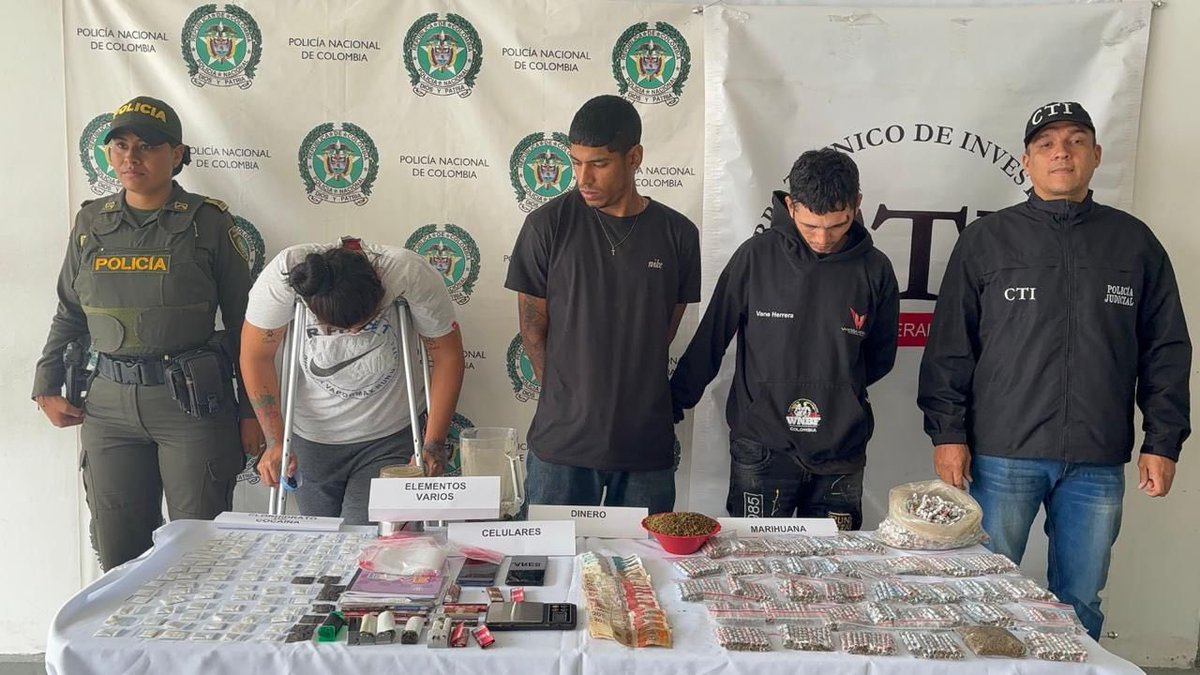 Caracol_Cali's tweet image. #ATENCIÓN📍Cayó presunto sicario implicado en el asesinato de una madre y su hija en abril de este año en #Buga, y de dos personas más.
Se trata de alias Tuluá presunto integrante de la banda &apos;Los Magos&apos;.
Junto a él fueron capturados Nicolás Arenas y Llomira Zúñiga.