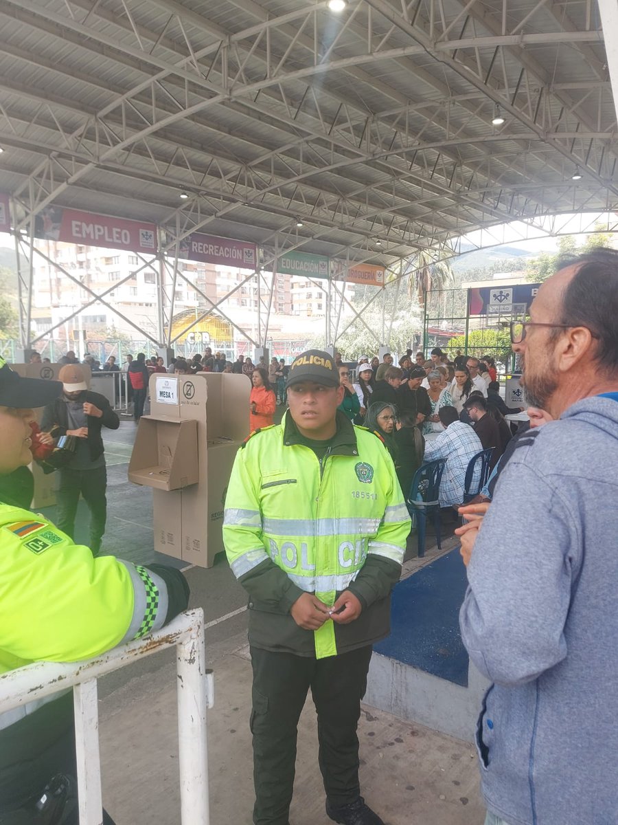 Brayan_garmo03's tweet image. La negligencia de la @Registraduria es increíble. En #Pasto hay filas interminables con gente esperando a ejercer su derecho al voto debido a que se redujeron, inexplicablemente, las mesas. @moecolombia se generó un golpe contra la democracia.