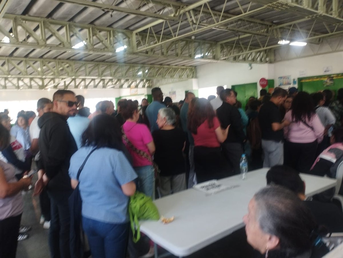 Brayan_garmo03's tweet image. La negligencia de la @Registraduria es increíble. En #Pasto hay filas interminables con gente esperando a ejercer su derecho al voto debido a que se redujeron, inexplicablemente, las mesas. @moecolombia se generó un golpe contra la democracia.