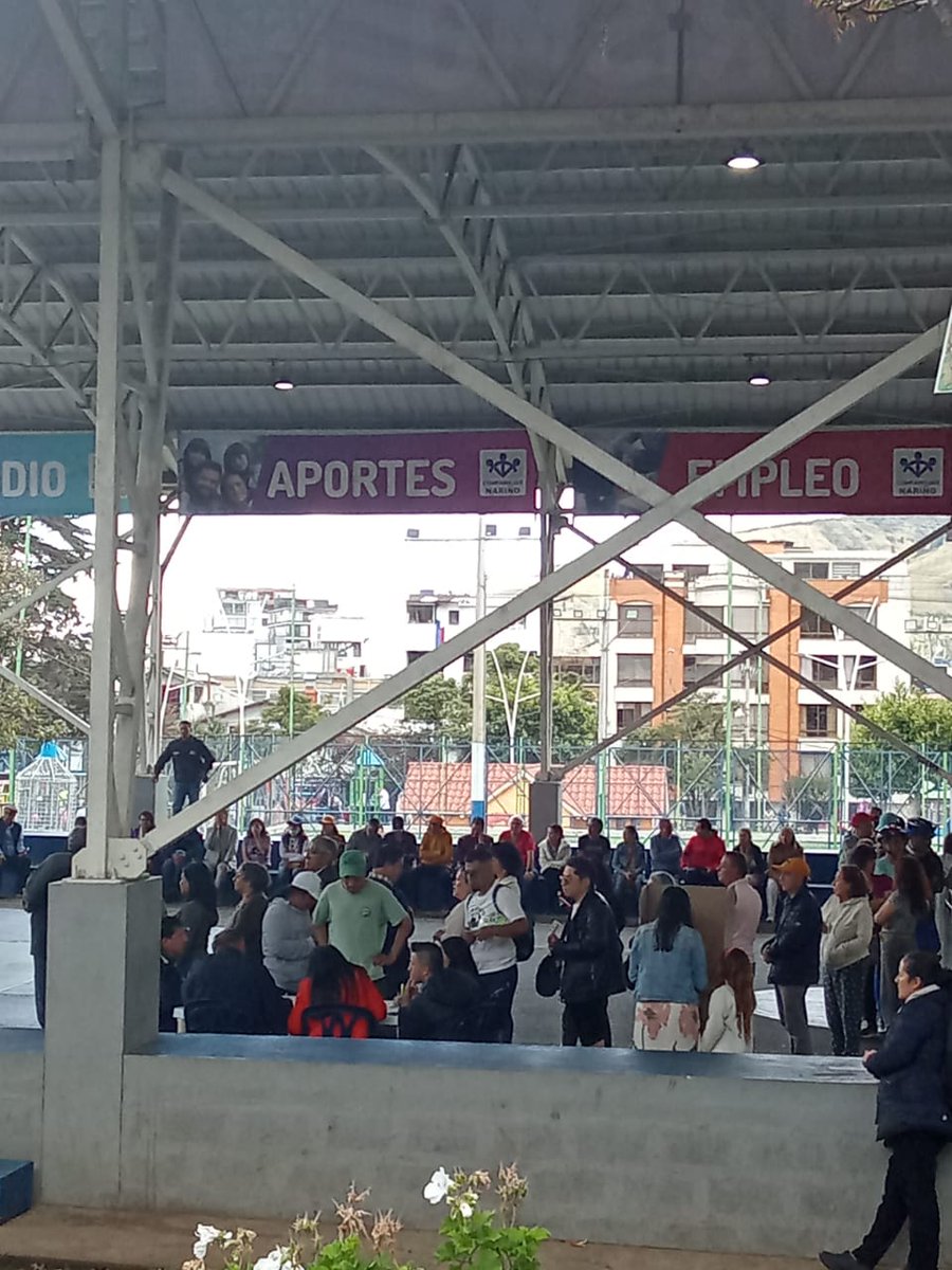 Brayan_garmo03's tweet image. La negligencia de la @Registraduria es increíble. En #Pasto hay filas interminables con gente esperando a ejercer su derecho al voto debido a que se redujeron, inexplicablemente, las mesas. @moecolombia se generó un golpe contra la democracia.