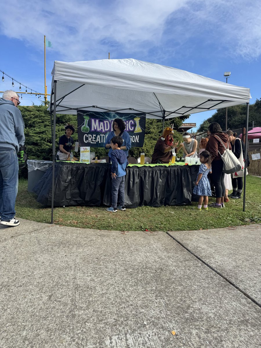 Batter Up Truck is at Children’s Fairyland today for their Halloween Jam. Bring your family for a fun filled day at the best theme park for toddlers! 🎃 🏰 🌭 
.
.
.
.
.
#batterupsf #batteruptruck #corndog #foodtruck #halloween #trickortreat #oakland #childrensplayground #sunday