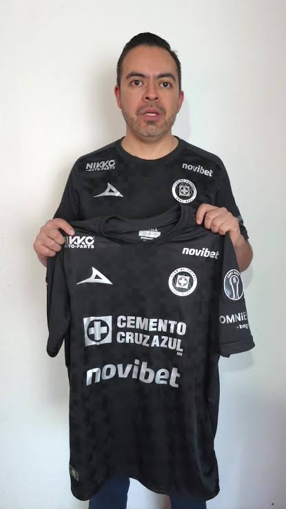 WalterEgoBlue1's tweet image. – Hola. Soy el cara de pug. Y solo conmigo puedes adquirir el nuevo jersey alternativo en color negro de #CruzAzul fabricado por mis amigos de #Pirma.

Si aún no te he bloqueado, mándame DM para venderte a sobreprecio.

Atte. tu acaparador de confianza. El Pugalindo.
