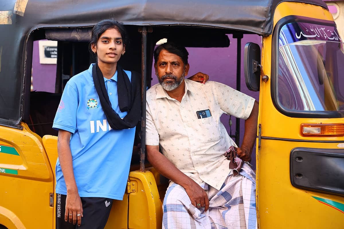 SivaSembian's tweet photo. கேள்விகள் கேட்டதனாலே...

World Gamesக்கும் Asian Tournamentக்கும் வித்தியாசம் தெரியாதவர்கள் எல்லாம் கண்ணகி நகர் கார்த்திகாவுக்காக பேசுவதாக நினைத்து கொண்டு உளறுகிறார்கள் என்கிறார்கள் சராசரி மனிதனைவிட அதிகமாக ம��ளை வளர்ச்சி கண்ட மேதாவிகள் (இணைய உ.பிஸ்).

குகேஷ் விளையாடியது Individual Game. ஆதலால் அவருக்கு ரூ.5 கோடி. (குகேஷ் தொம்மராஜூவின் தந்தை மருத்துவர் - தாய் நுண்ணுயிரியலாளர்)
மேலும் அது World Championship போட்டி. ஆனால், கண்ணகி நகர் கார்த்திகா விளையாடியது Individual Game அல்ல. அது குழு விளையாட்டு. (கார்த்திகாவின் பெற்றோர் அன்றாடக் கூலித்தொழிலாளர்கள்) இதனால்தான் அவருக்கு ₹ 25 இலட்சம் என்று திமுகவை நியாயப்படுத்துவதற்காக தற்காலிகமாக PEN க்காக வேலை செய்யும் கருத்தியல் குண்டர்களும் இதற்கும் ஒரு Narrative செட் செய்கிறார்கள். 

இவர்கள் தெரிந்துதான் சொல்கிறார்களா? இல்லை தெரியாமல் சொல்கிறார்களா? என தெரியவில்லை. 

கடந்த 2024 நவம்பரில் 11 - 17 வரை அமெரிக்காவில் (கலிபோர்னியா) நடைபெற்ற 6ஆவது உலக கேரம் போட்டியில் (World Carrom Championship) தங்கை காசிமா தங்கப்பதக்கத்தை வென்றார். இவர்கள் சொல்வது போல இப்போட்டியும் உலகளவிலானதுதான். 
ஆனால், குக்கேஷுக்கு தந்த ₹5 கோடியை போல தங்கை காசிமா அவர்களுக்கு திமுக அரசு ஊக்கத்தொகையை போட்டிப் போட்டு கொண்டு அறிவிக்கவில்லை. 

பல அழுத்தத்திற்கு பின்பாக தான் திமுக அரசாங்கம் காசிமாவுக்கு வேறு வழியில்லாமல் ஒரு கோடி ரூபாயை ஊக்கத் தொகையை வழங்கியது. குகேஷுக்கு 'World', 'Individual Game' என்ற அளவுகோல்கள் காசிமாவுக்கும் பொருந்தி இருக்குமே... 

ஆனால், திமுக அரசாங்கமானது காசிமாவுக்கு வெறும் ₹ 1 கோடி மட்டுமே வழங்கியது. அது ஏன்..?

விளையாட்டு ஊக்கத்தொகை பற்றி கேட்டது உடனே, சாந்தி தெரியுமா? அவருக்கு திமுக அரசாங்கம் செய்த உதவிகள் தெரியுமா? என்கிறீர்கள்...

தடகள வீராங்கனை அ��்கா சாந்தி அவர்களின் பெயரை சொல்லி, அவருக்கு அவரது சக தமிழர்களின் வரிப்பணத்தில் இருந்து எடுத்த தந்த ஊக்கத்தொகையை இன்னும் எத்தனை நாட்களுக்கு தம்பட்டம் அடித்து விளம்பரம் தேடிக் கொண்டிருப்பீர்கள். அது ஒன்றும் திருவாளர் முத்துவேலரின் குடும்பச் சொத்தில் இருந்து எடுத்த தந்த பணமில்லை என்னருமை இணைய திமுக நண்பர்களே! 

2022ஆம் ஆண்டில் ஆசியப்போட்டியில் வென்ற பெண்கள் அணியின் குழு பிரிவில் கபடி விளையாட்டில் விளையாடிய ஹரியானா வீராங்கனை பூஜா நார்வாலுக்கு அம்மாநிலத்தை ஆளும் சங்கி சனாதன அடிப்படைவாத பாஜக அரசாங்கமே ₹3 கோடி ரூபாய் வழங்கி இருப்பதாக சொல்கிறார்கள். இணையத்தில் அவரை, "மூன்று கோடி கபடி ராணி" என்றும் அவரது இரசிகர்கள் அழைக்கின்றனர்.

கண்ணகி நகர் கார்த்திகா அவர்களுக்கு திமுக அதைவிட கூடுதலாகவே நிதி அறிவித்திருக்க வேண்டாமா? திராவிட அரசர் இதை செய்திருக்க வ���ண்டுமில்லையா?

தனது தோழிக்காக ₹250 கோடி வரையில் கார் ரேஸ் நடத்தும் பெரிய வீட்டு பிரபலத்திற்கு 2026இல் பட்டாபிஷேகம் நடத்தியே ஆக வேண்டுமென பரி��விக்கும் பரம்பரை கொத்தடிமைகளே!

தங்கை கார்த்திகா தேசிய அளவிலான SGFI, Khelo India மற்றும் Federation Nationals உள்ளிட்ட போட்டிகளில் மொத்தம் 11 முறை தமிழ்நாட்டிற்காக விளையாடி, அதில் 8 பதக்கங்களை வென்ற சிறப்புடைய திறமையான விளையாட்டு வீராங்கனை ஆவார்.

தமிழ்நாடு அரசு வழங்கும் ஊக்கத் தொகையை பெற சர்வதேச, ஆசிய போட்டியில் தமிழ்நாடு சார்பாக பங்கேற்று வெற்றி பெற்றாலே போதுமானது. 

உலக சாம்பியன், ஆசிய சாம்பியன் ���ன்று வைத்துக் கொண்டாலும் அரசின் குறிப்பில் சிறந்த வீரர்களுக்கான ஊக்கத் தொகை ₹30 லட்சம் என்று இருக்கிறது.  அப்படி இருக்கும் போது, அவர்களுக்கு எல்லாம் எந்த அடிப்படையில் கோடிகளில் நிதி வழங்கினார்கள்? இதில் கபடி போட்டிக்கு விலக்கு இருக்கிறதா?

சமத்துவம், சம நீதி, சமூக நீதி, ஆண்பெண் நிகர்மைத்துவம், பாலாதிக்க எதிர்ப்பு, பெண்கள் முன்னேற்றம், அனைவரும் அனைத்தும் என்றெல்லாம் மேடைதோறும��� பேசிவரும் அப்பாவின் அரசாங்கத்திற்கு முட்டு தந்து நிற்போர் எழுத்தாளர்கள் - விளையாட்டு விமர்சகர்கள் - முற்போக்காளர்கள், 'சாதிக்கொரு நீதி' எனும் மனுதர்மம் போல திறமை - தகுதி என கதையளந்து கொண்டிருக்கிறார்கள்.

தங்கை கார்த்திகாவுக்கும், தம்பி அபினேஷுக்கும் தலா ₹5 கோடி கொடுத்திருந்தால் ஒடுக்கப்பட்ட, வஞ்சிக்கப்பட்ட, உழைக்கும் விளிம்புநிலை சமூகத்தில்/கிராமப்புறங்களில் இருந்துவரும் வருங்கால தலைமுறையினருக்கு ஊக்கமாக இருக்கும். அத்துடன், தமிழர் மரபு விளையாட்டான கபடியின் மீது மீண்டுமொரு மக்களுக்கோர் ஆர்வமும் எழும். தமது பிள்ளைகளை அவ்வ��ளையாட்டில் ஈடுபடுத்த பெற்றோர்களும் விரும்புவர்.