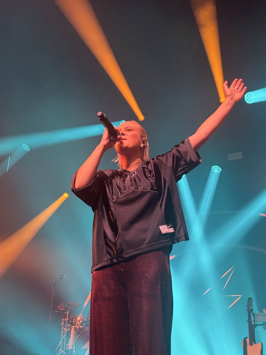 C’était déjà une dinguerie à Bx 🇧🇪… J-19 Pariiiis🇫🇷 can’t wait 
<a href="/emmapetersoff/">Emma Peters</a> ⚡️

#emmapeters #sallepleyel #paris #anciennebelgique